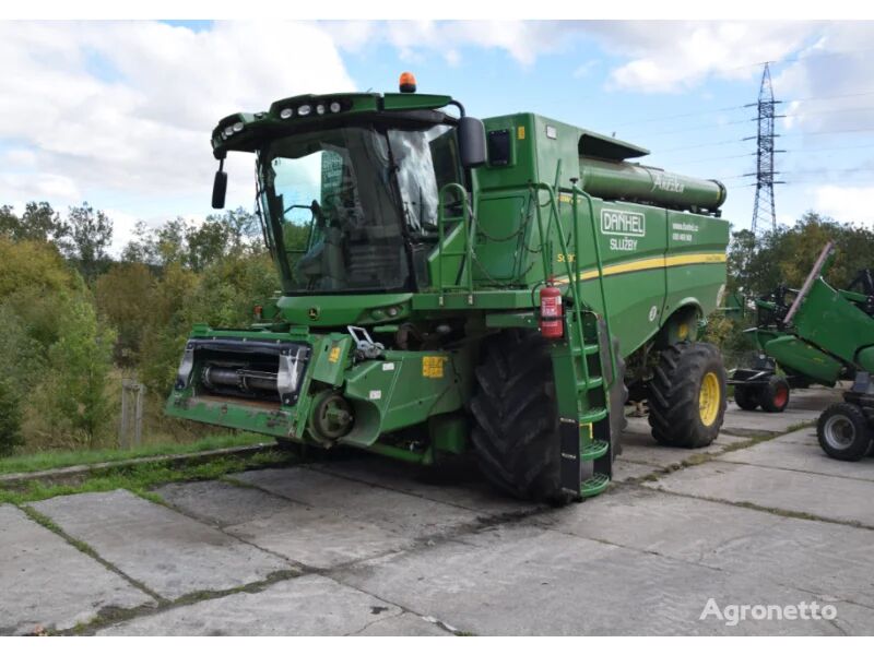 John Deere S680 grain harvester