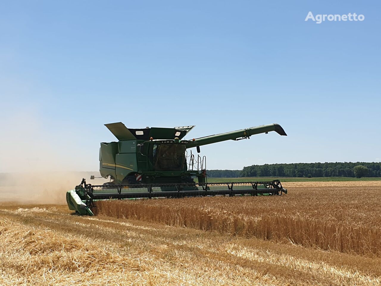 John Deere S680 grain harvester