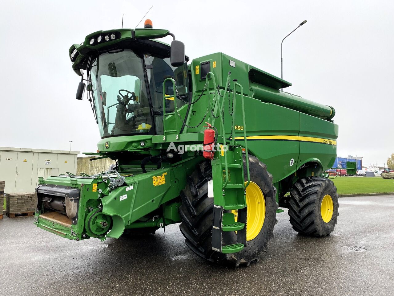 John Deere S680i grain harvester