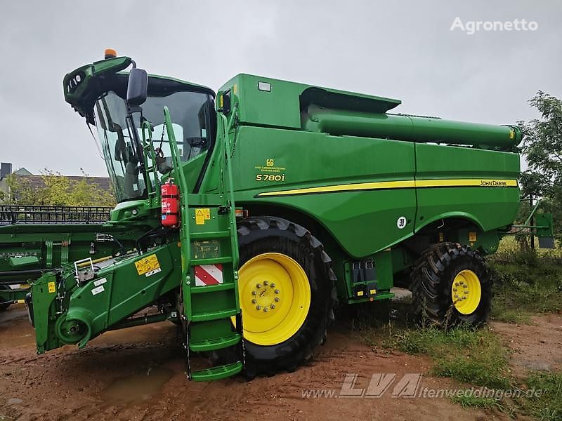 John Deere S780i grain harvester