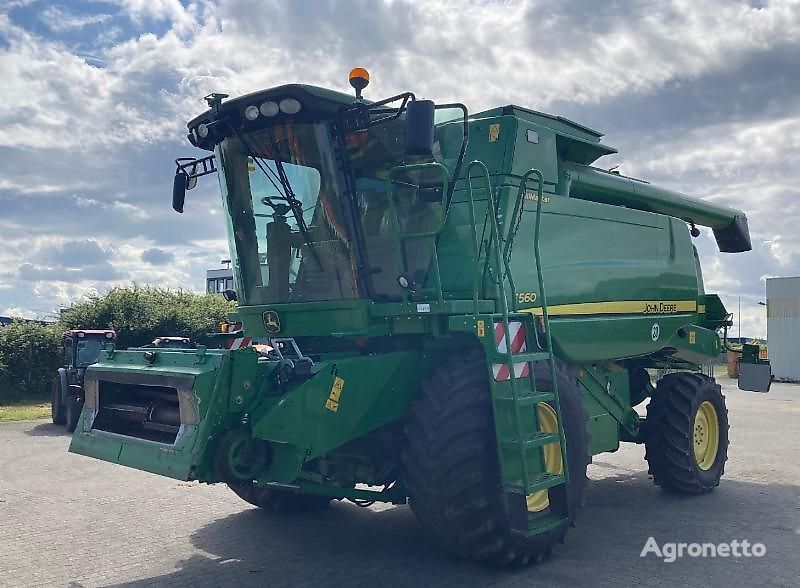 John Deere T 560 grain harvester