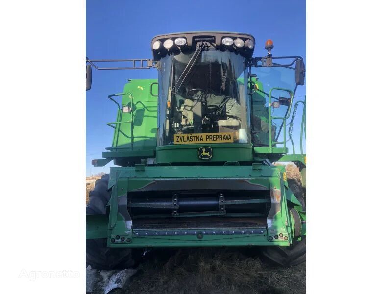 John Deere T 660 grain harvester