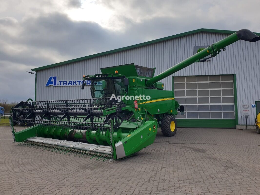 John Deere T560 grain harvester