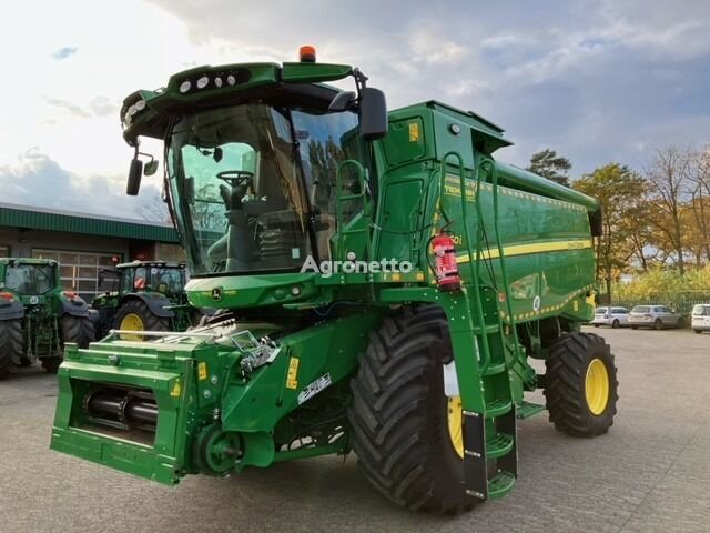 John Deere T560 HILLMASTER grain harvester