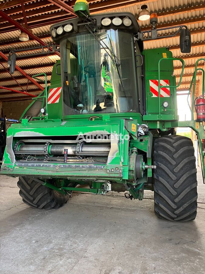 John Deere T660 grain harvester