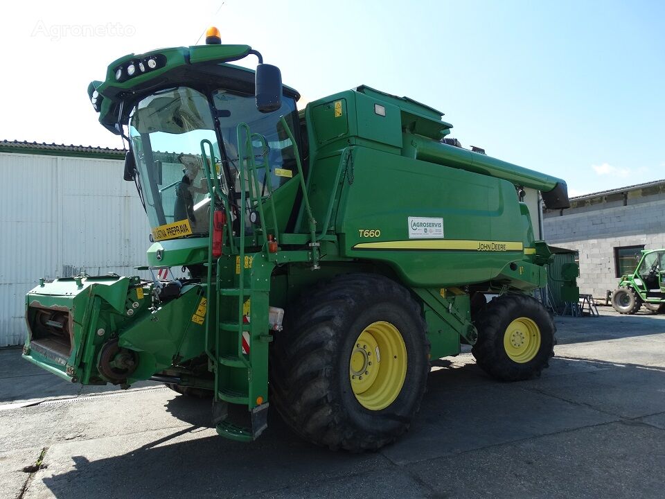 John Deere T660 grain harvester