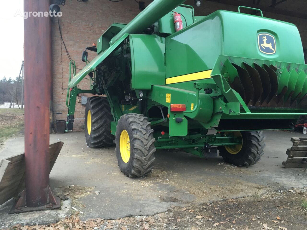 John Deere T660 grain harvester