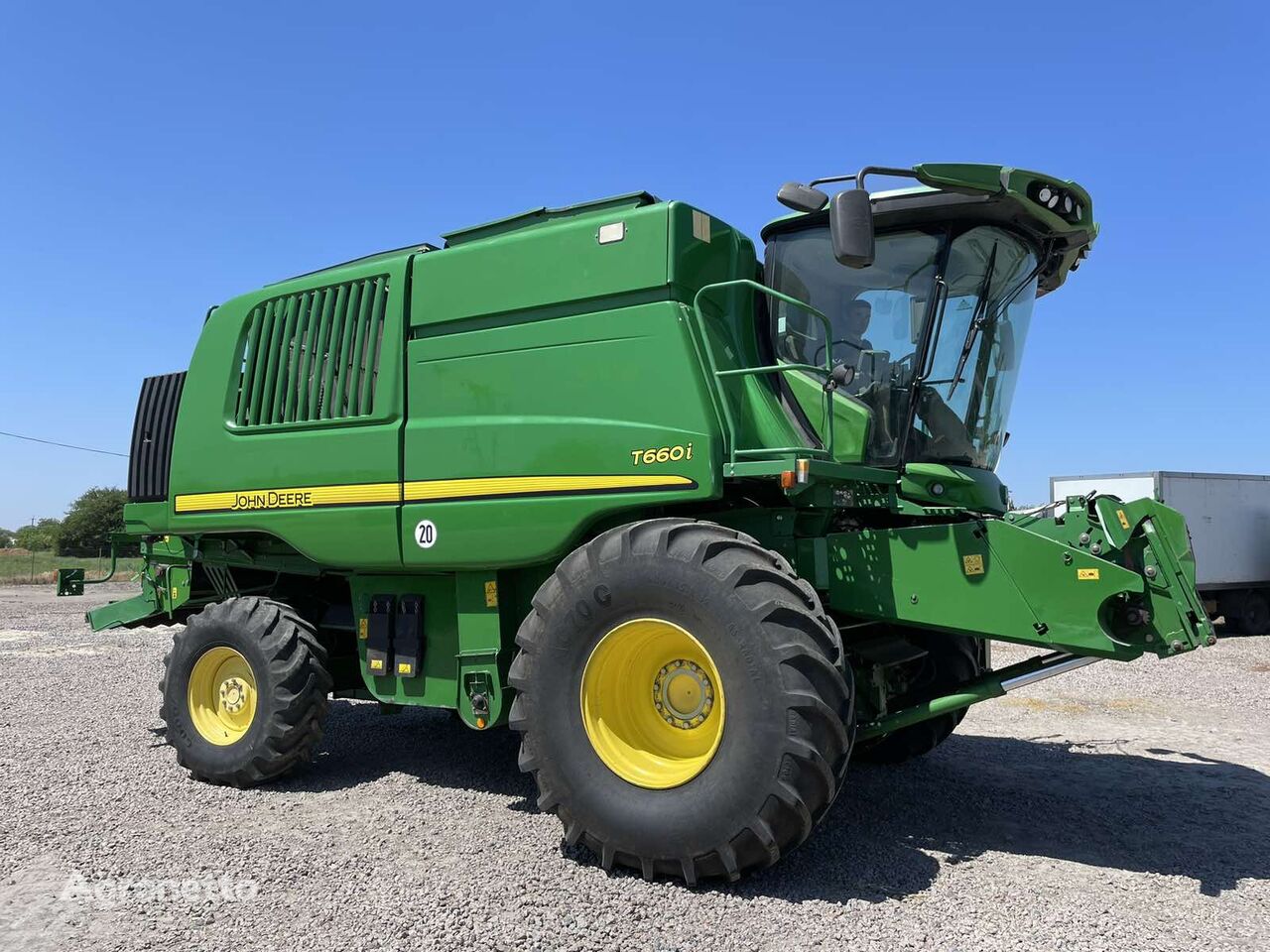 John Deere T660i grain harvester