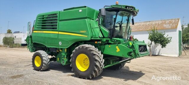 John Deere T660i grain harvester