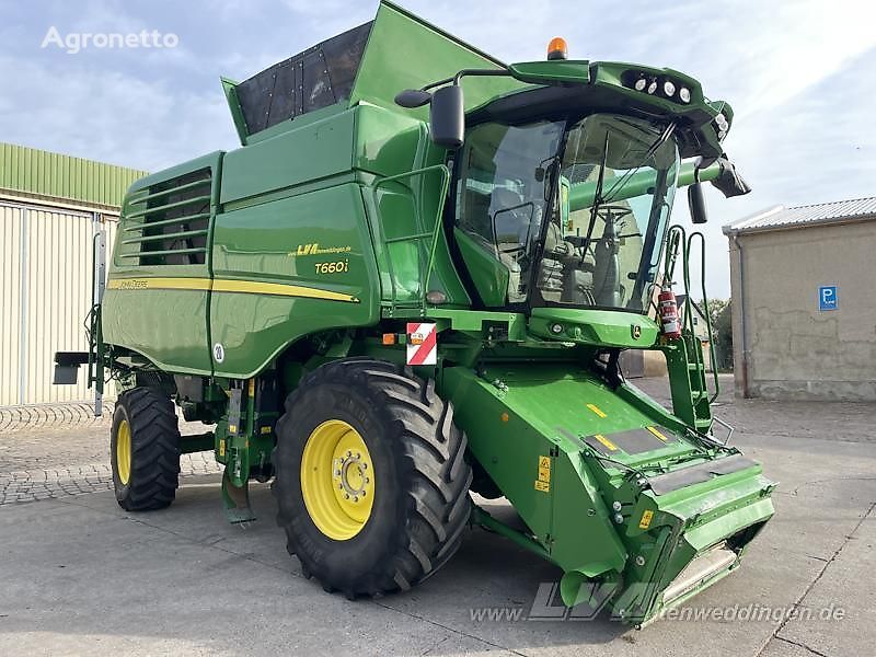 John Deere T660i grain harvester