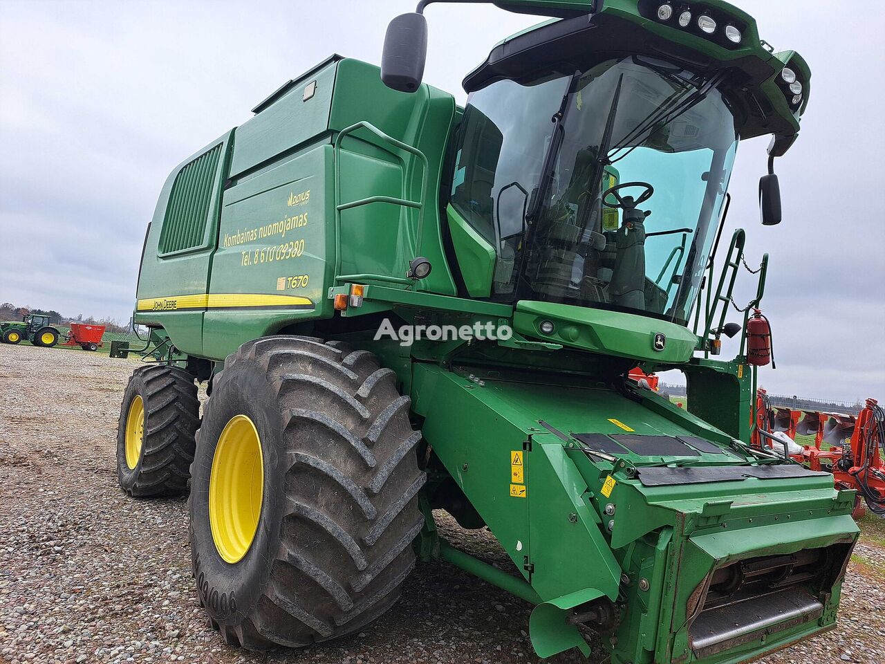 John Deere T670 grain harvester