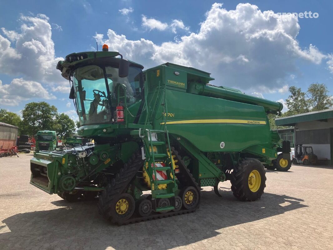 John Deere T670 grain harvester