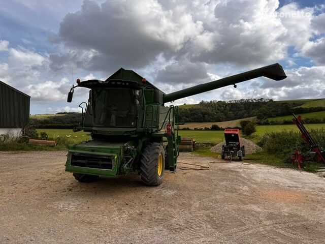 John Deere W650 grain harvester