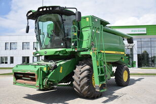 John Deere W650 grain harvester