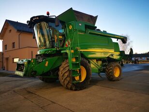 John Deere W660 Hillmaster grain harvester