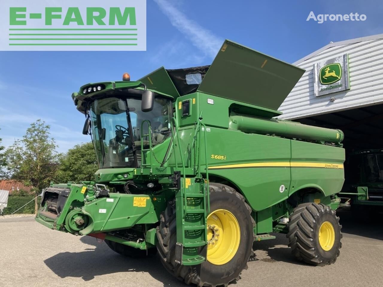 John Deere s685i grain harvester