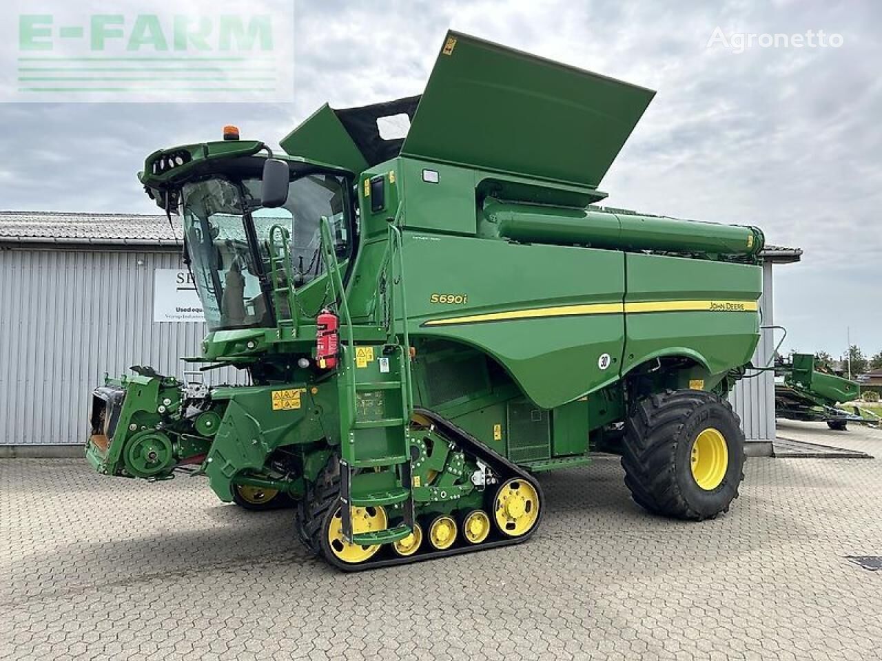 ماكينة حصادة دراسة John Deere s690i