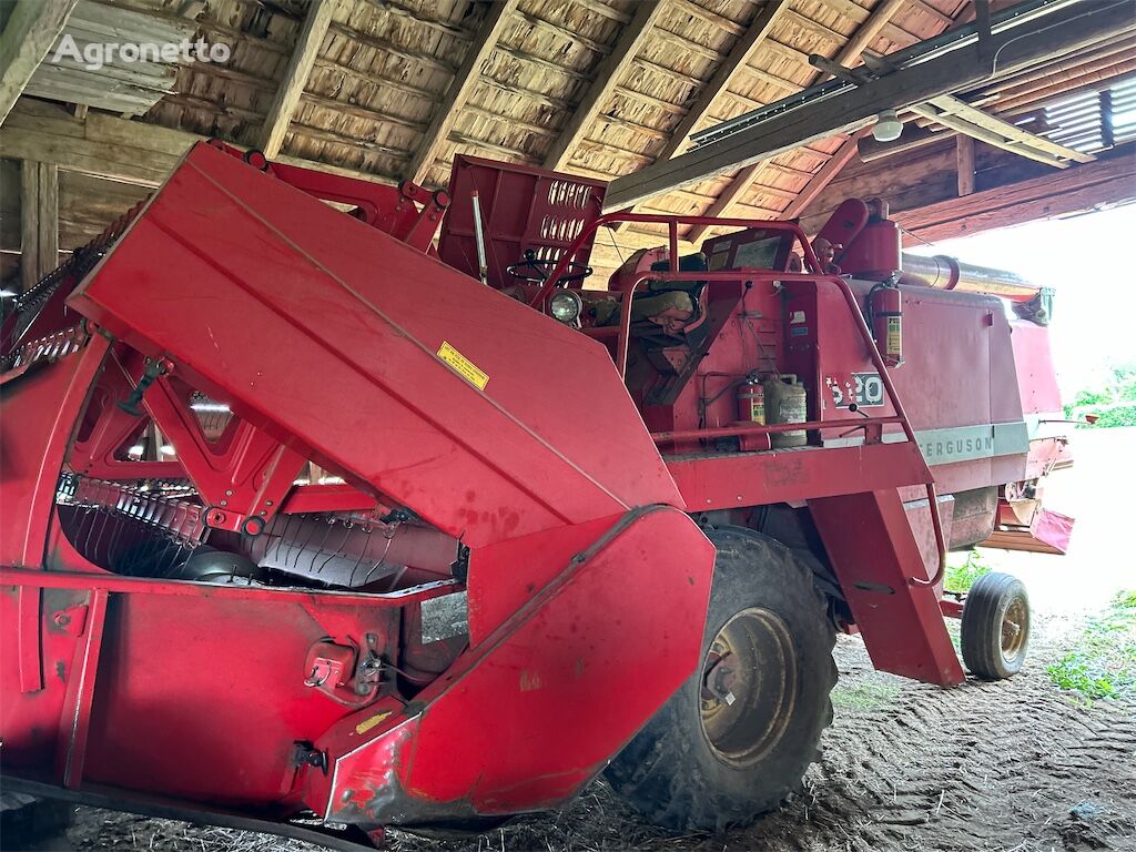 moissonneuse-batteuse Massey Ferguson 520