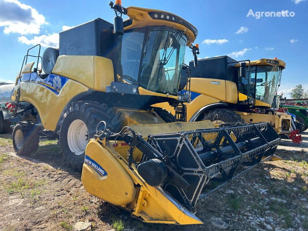 obilný kombajn New Holland CX 5.80