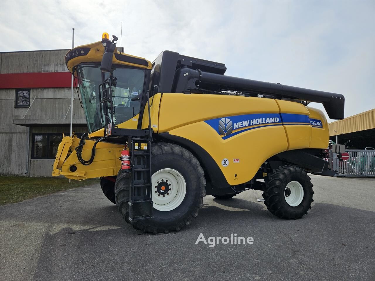 New Holland CX 6.90 kombajn za žito - Agroline