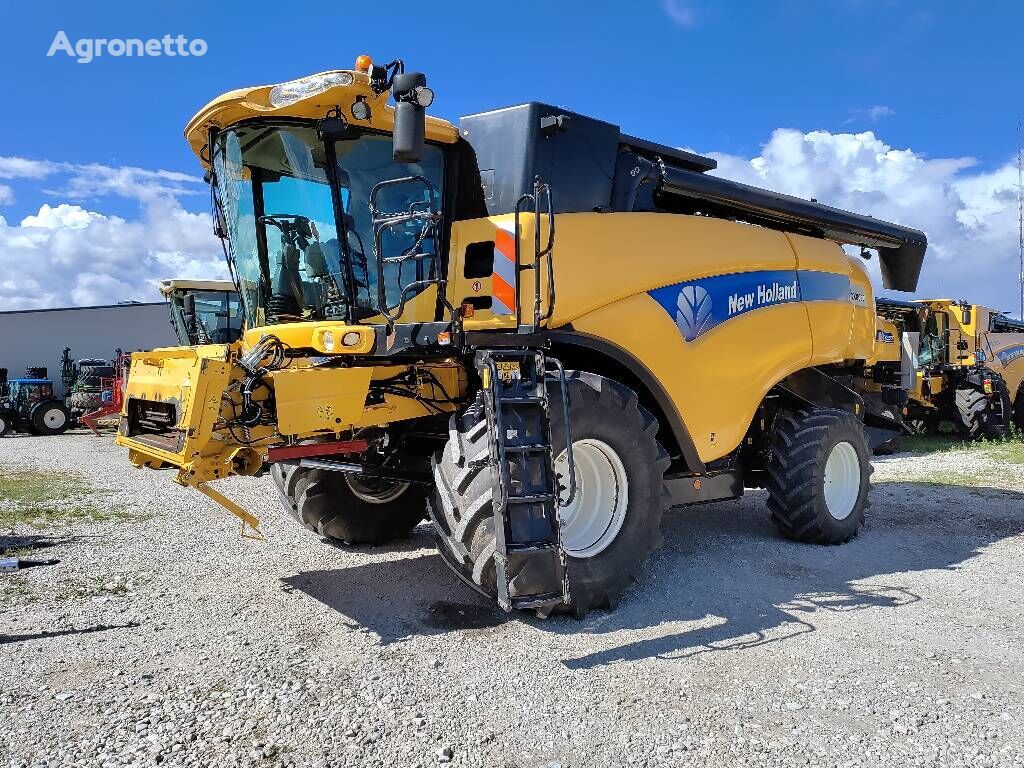 ماكينة حصادة دراسة New Holland CX 8090