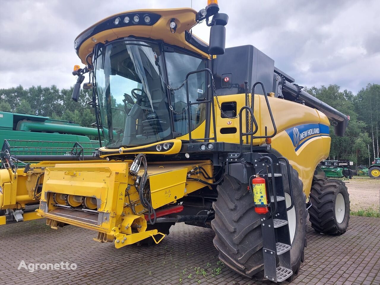 зерноуборочный комбайн New Holland CX8.85