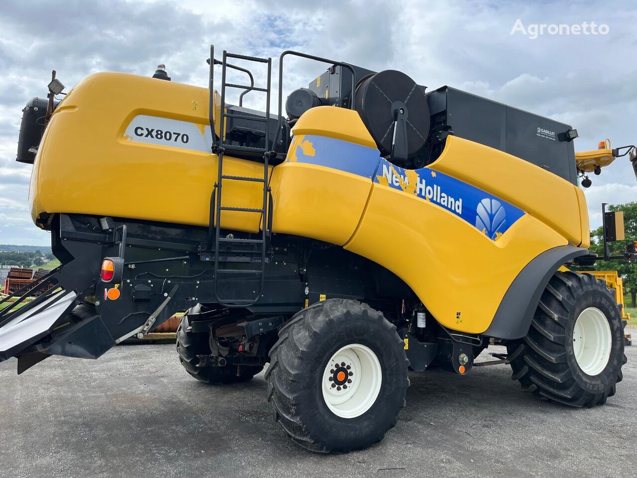 New Holland CX8070 grain harvester