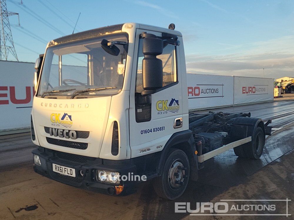 IVECO 75E16 camión con gancho