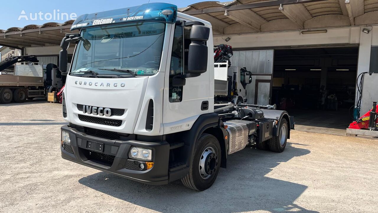 IVECO EUROCARGO 160E28 P camión con gancho