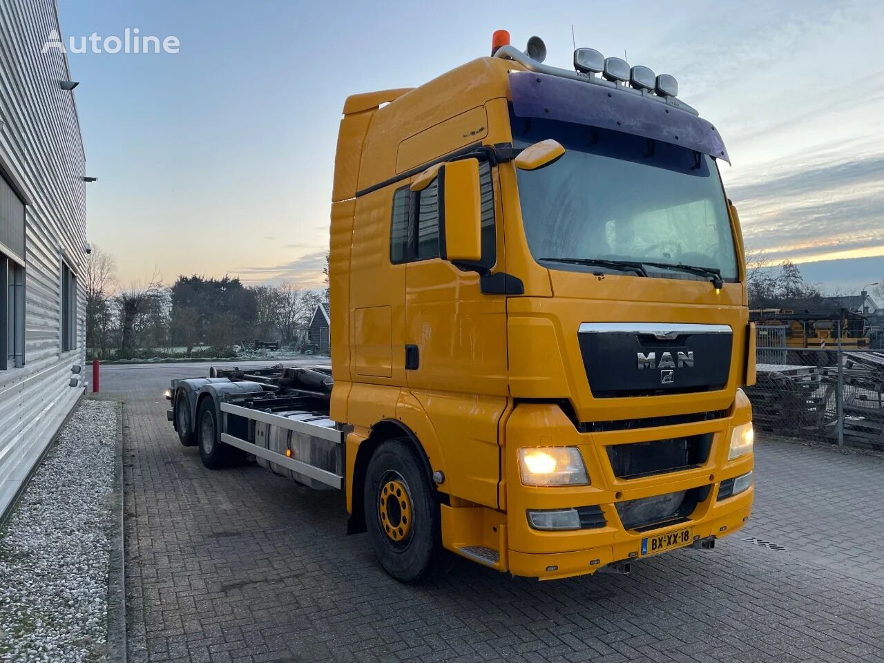 camião polibenne MAN TGX 28.480 DUBBELLUCHT / LOW KM / HOLLAND TRUCK / HYVA LIFT 26 T