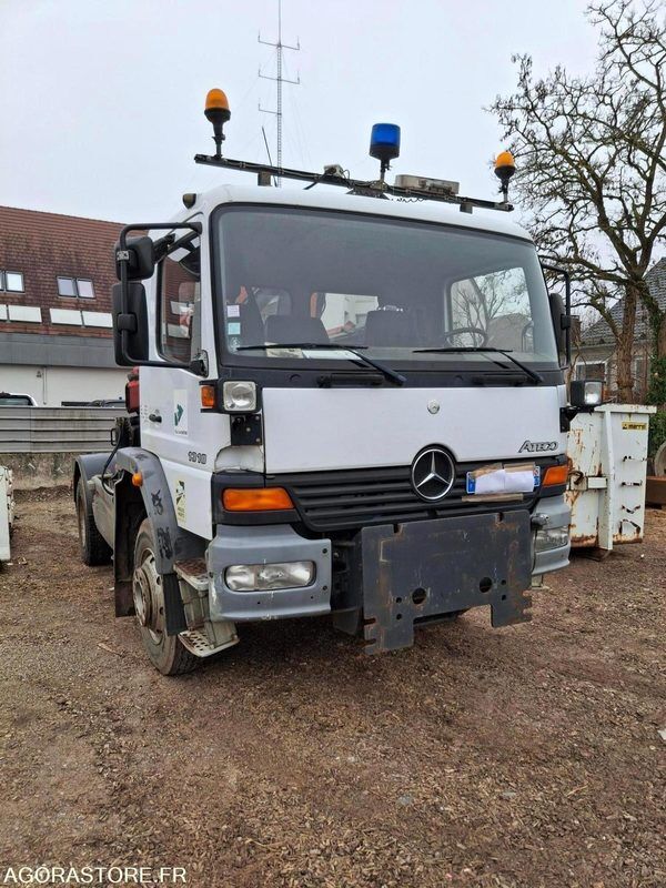 Mercedes-Benz 1318 camión con gancho