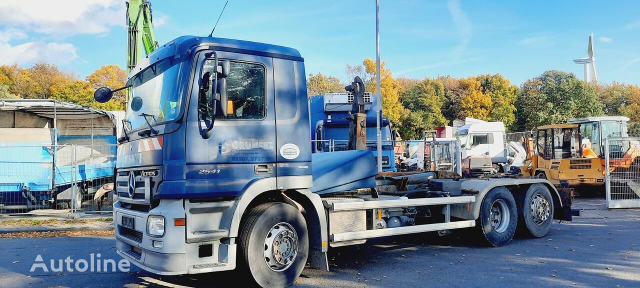 Mercedes-Benz 2641 Abrollkipper hook lift truck