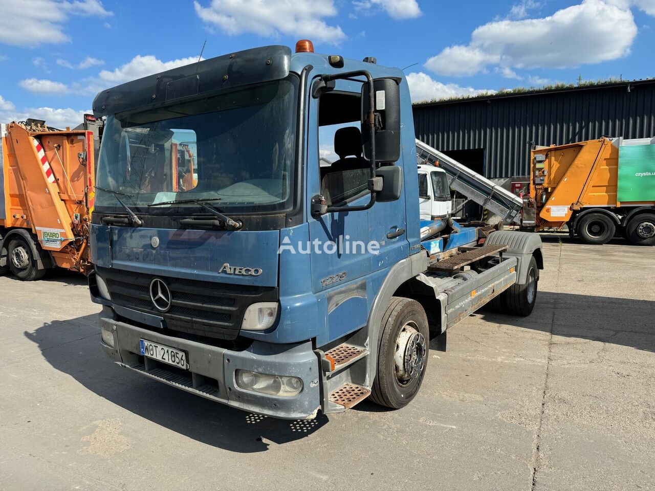 تریلی دارای بالابر قلابی Mercedes-Benz ATEGO