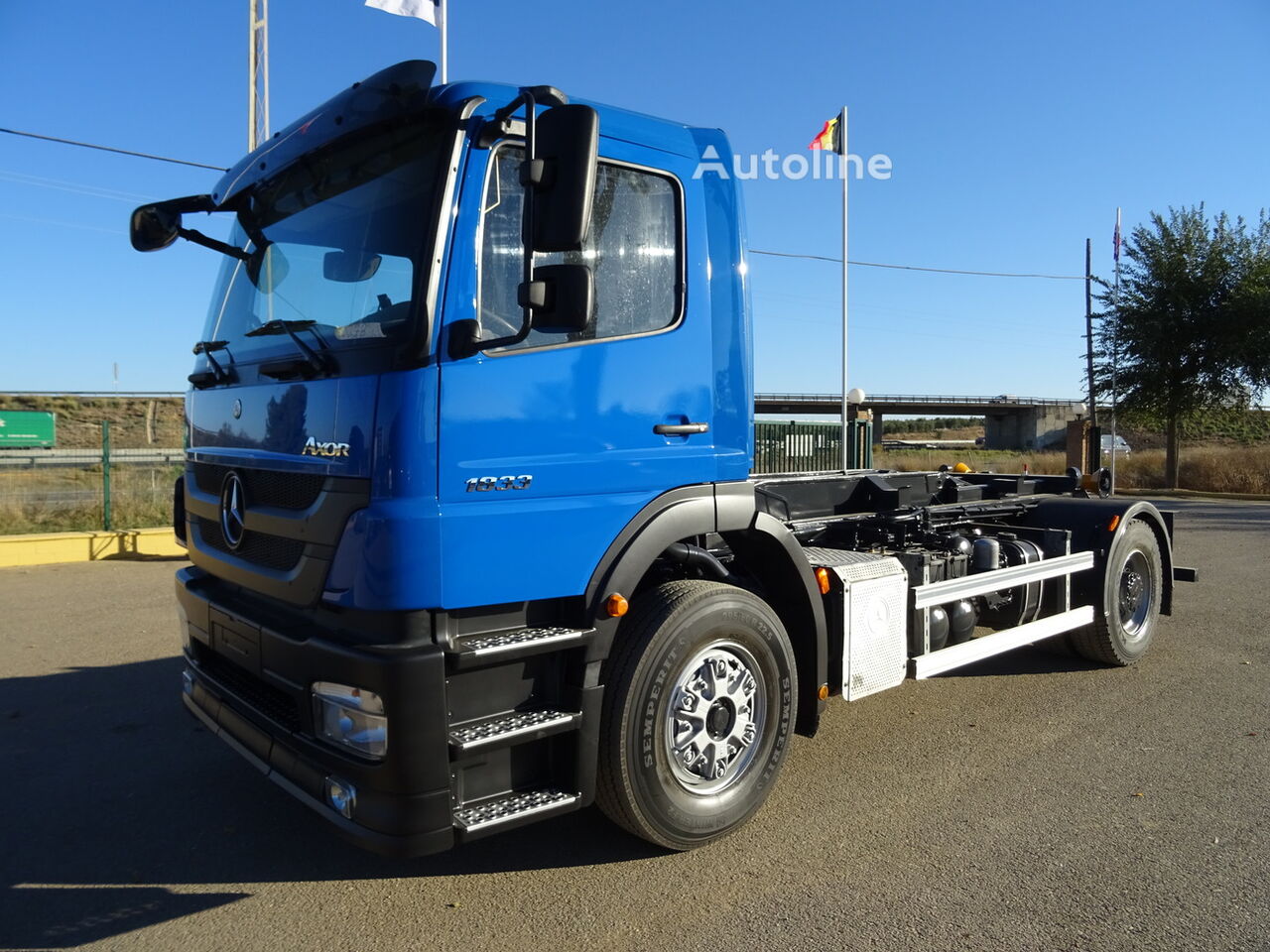 Mercedes-Benz AXOR 18 33 camión con gancho