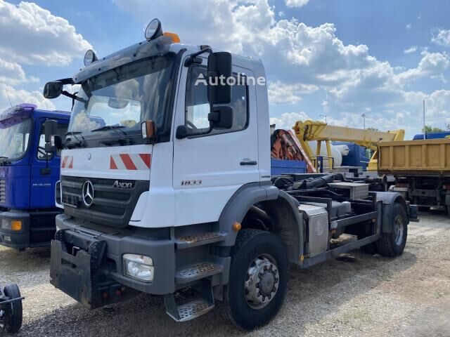 Mercedes-Benz AXOR 1833 camión con gancho - Autoline