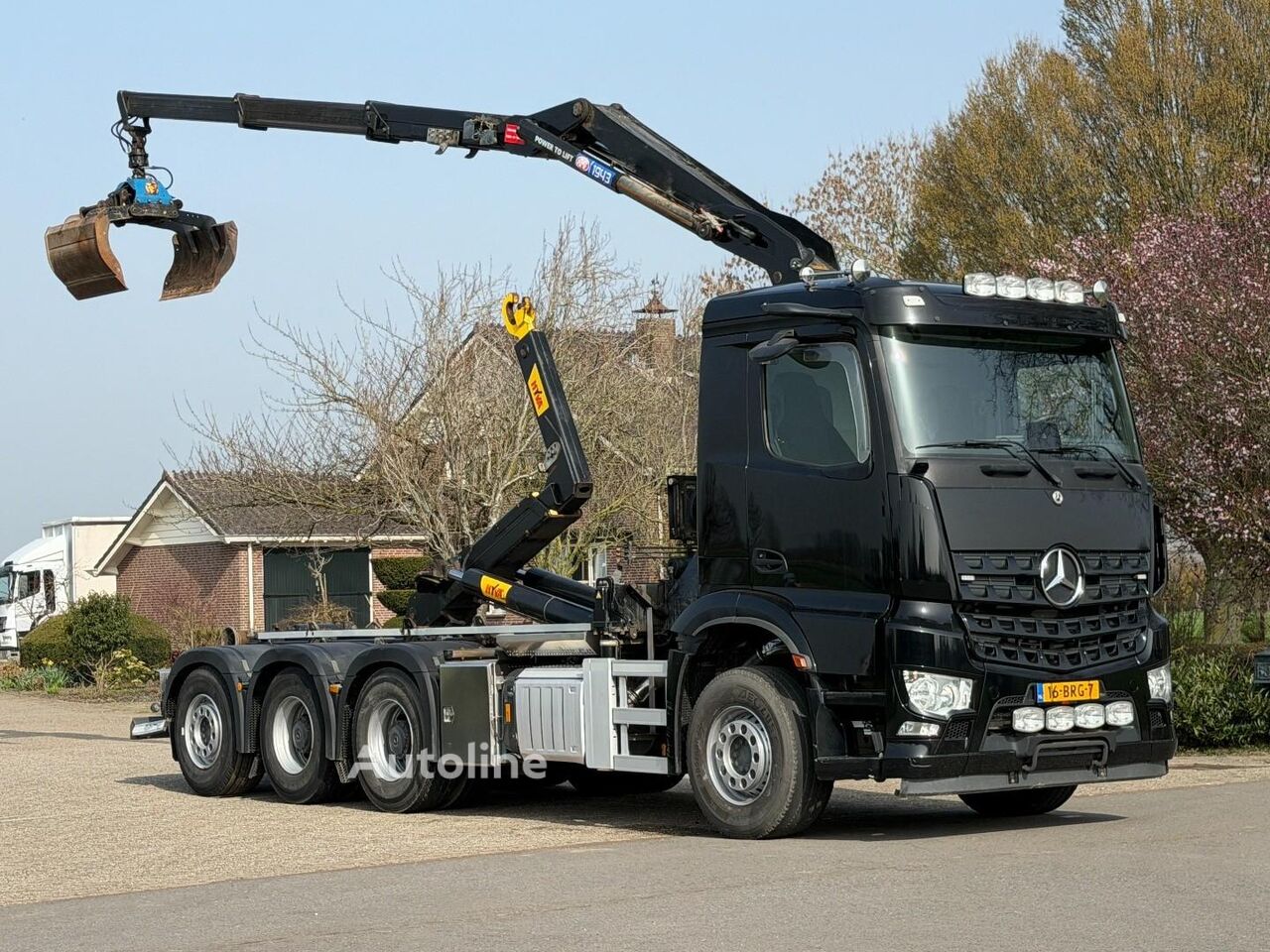 Ciężarówka hakowiec Mercedes-Benz Arocs 3745 8x4 TRIPLE HMF Z CRANE/HOOK!! ZERO EMISSIONS UNTIL 20 - Autoline