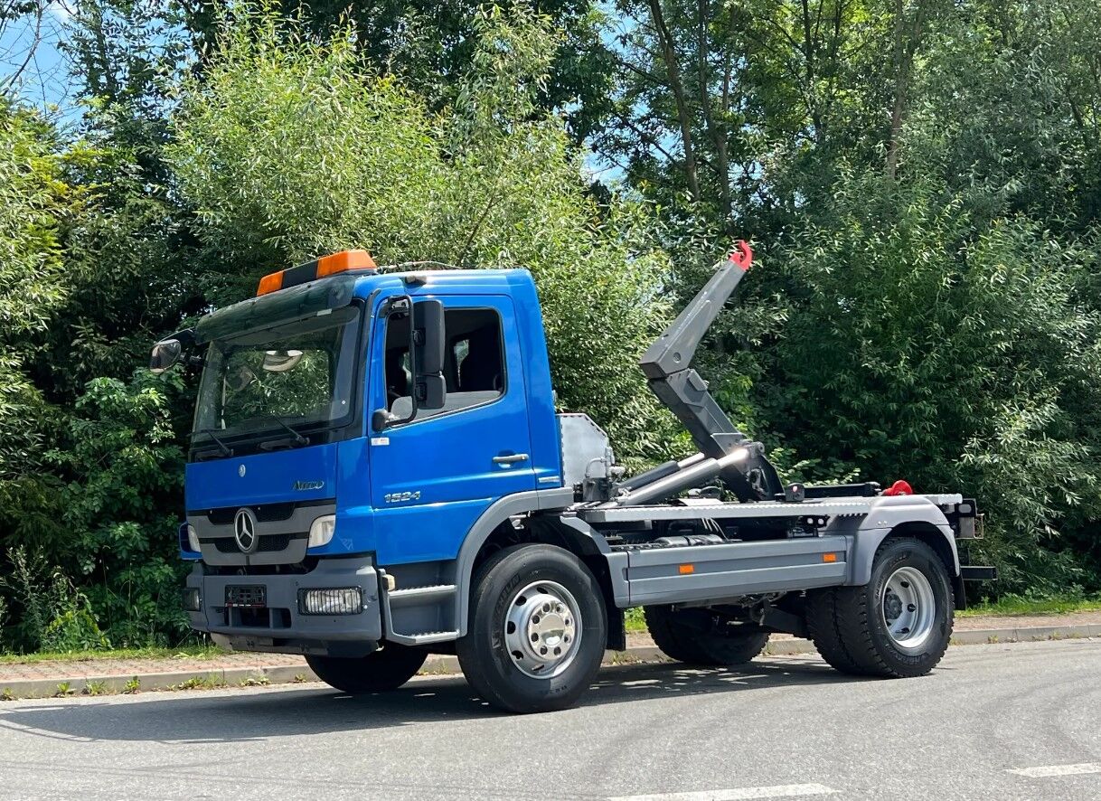 ciężarówka hakowiec Mercedes-Benz Atego 1524