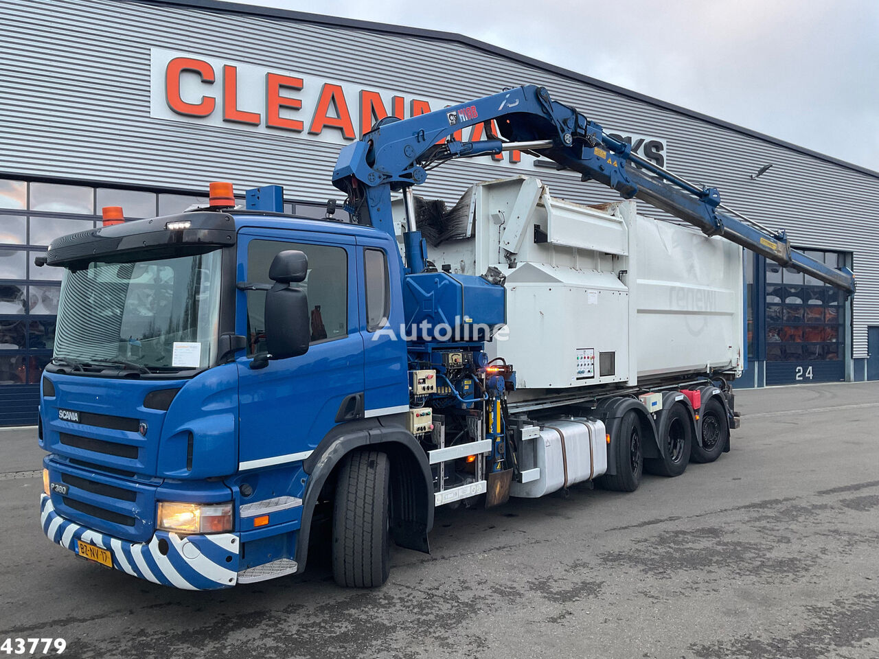 camião polibenne Scania P 360 8x2 Hiab 21 Tonmeter laadkraan