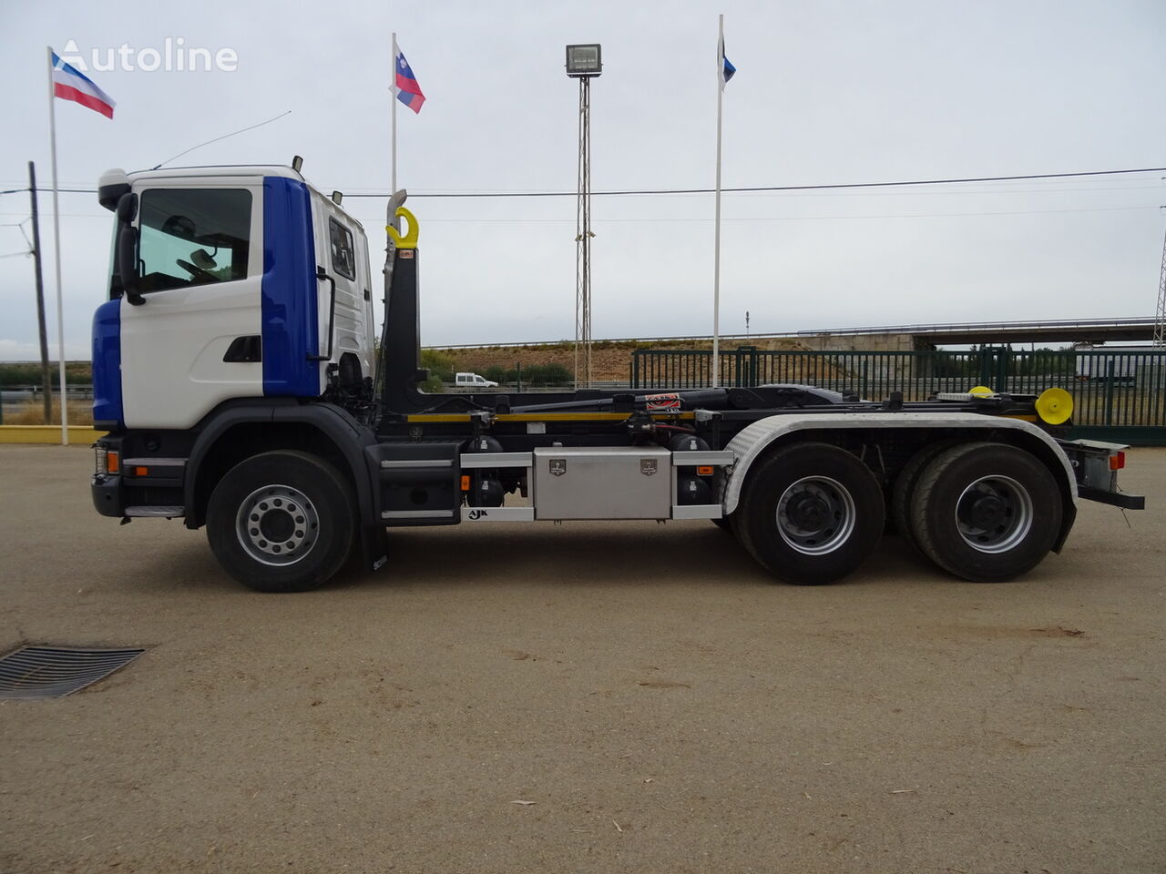 Scania P 450 hook lift truck