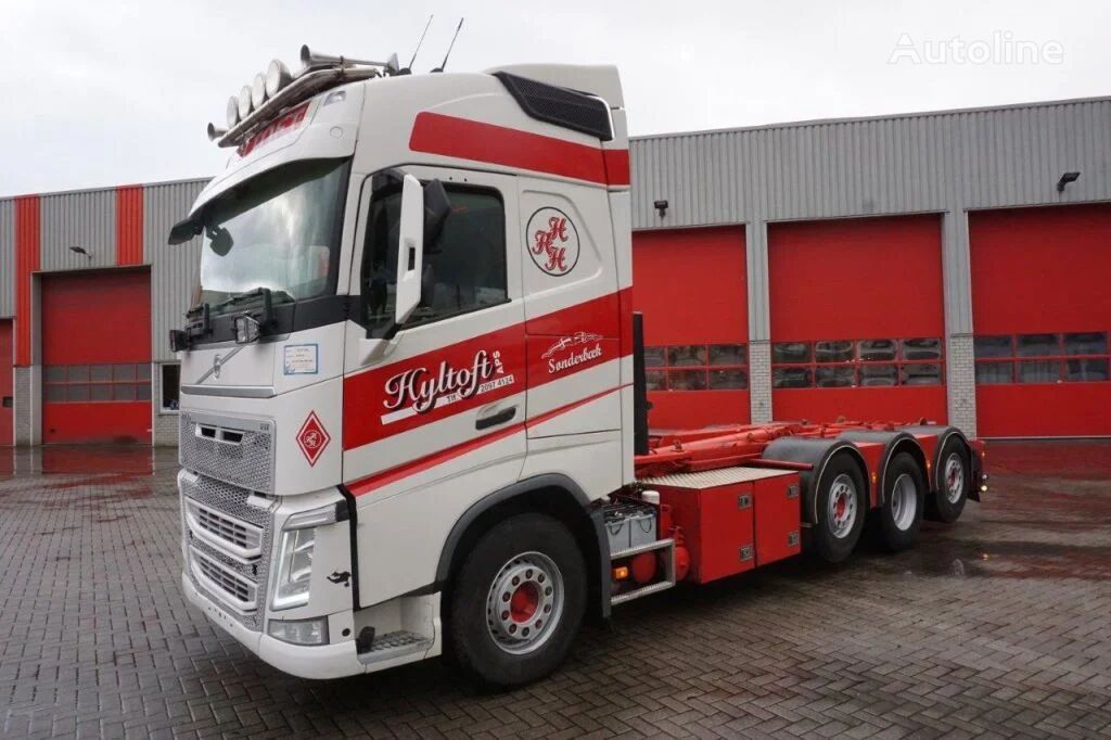 damaged Volvo FH4-500 / ENGINE RUNNING / 8X2 / HYDRAULICS / VEB+ / HOOK / LIFT hook lift truck