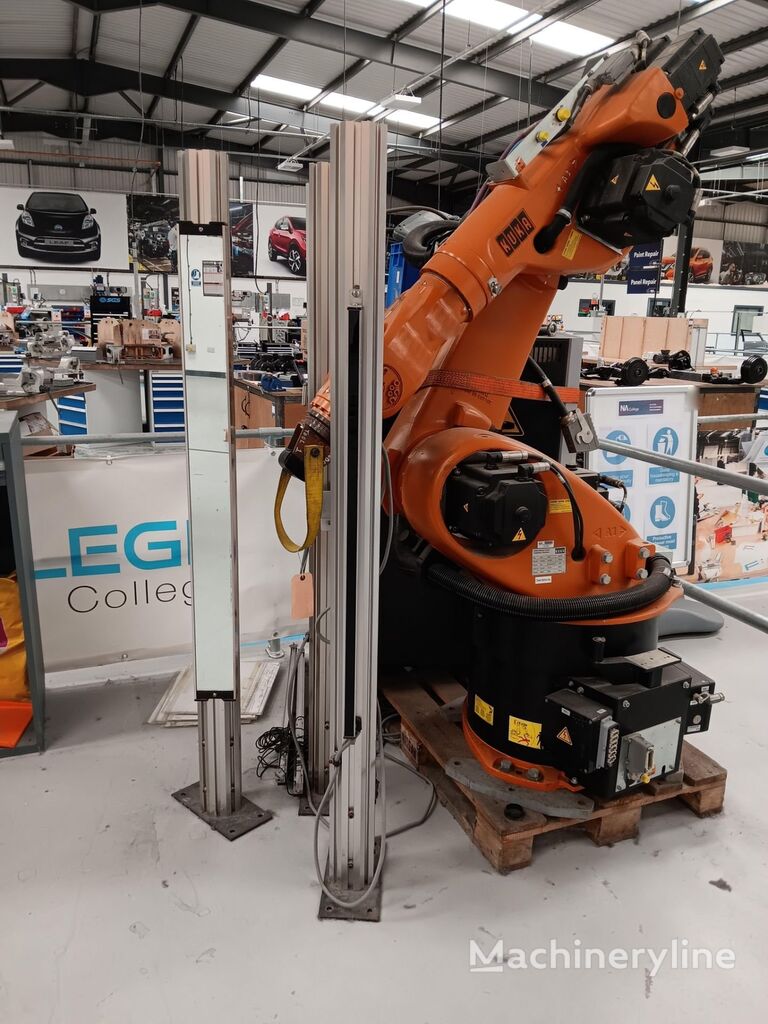 průmyslový robot KUKA KR 30 R2100