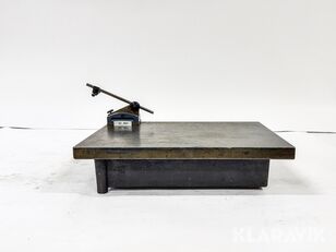 Planskiva i gjutj&auml;rn med tillh&ouml;rande m&auml;tklocksh&aring;llare / indikato annan laboratorieutrustning