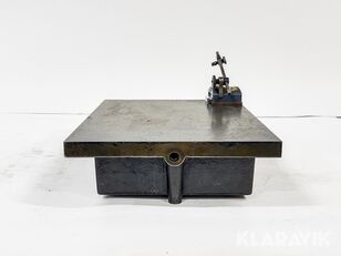 Planskiva i gjutj&auml;rn med tillh&ouml;rande m&auml;tklocksh&aring;llare / indikato annan laboratorieutrustning