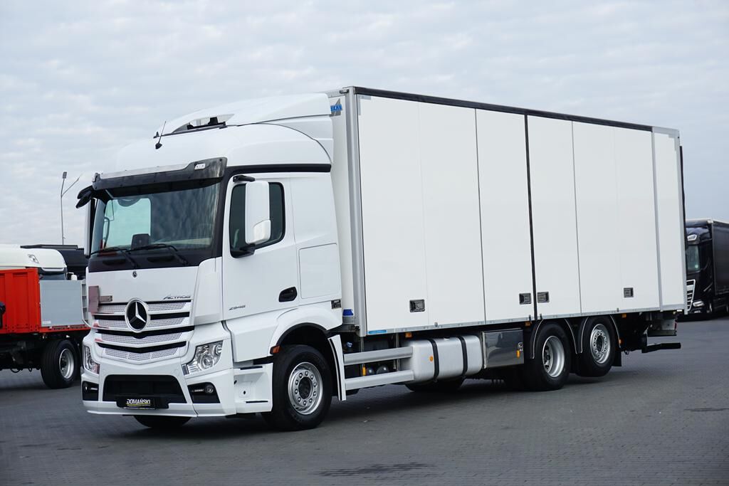 Mercedes-Benz ACTROS / 2646 / EURO 6 / IZOTERMA + WINDA / 21 PALET / OŚ SKRĘTN isothermal truck