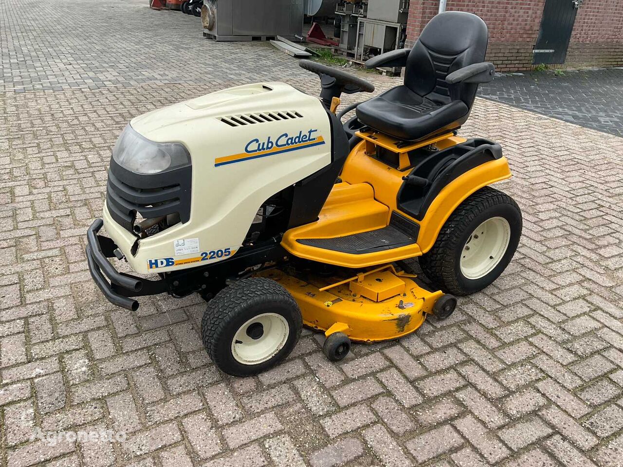 Cub Cadet HDS 2205 lawn tractor