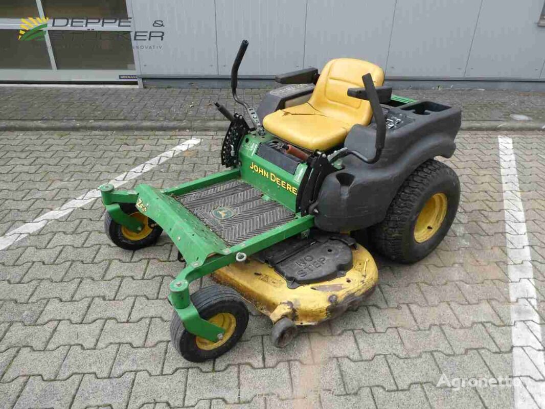 John Deere Z425 lawn tractor