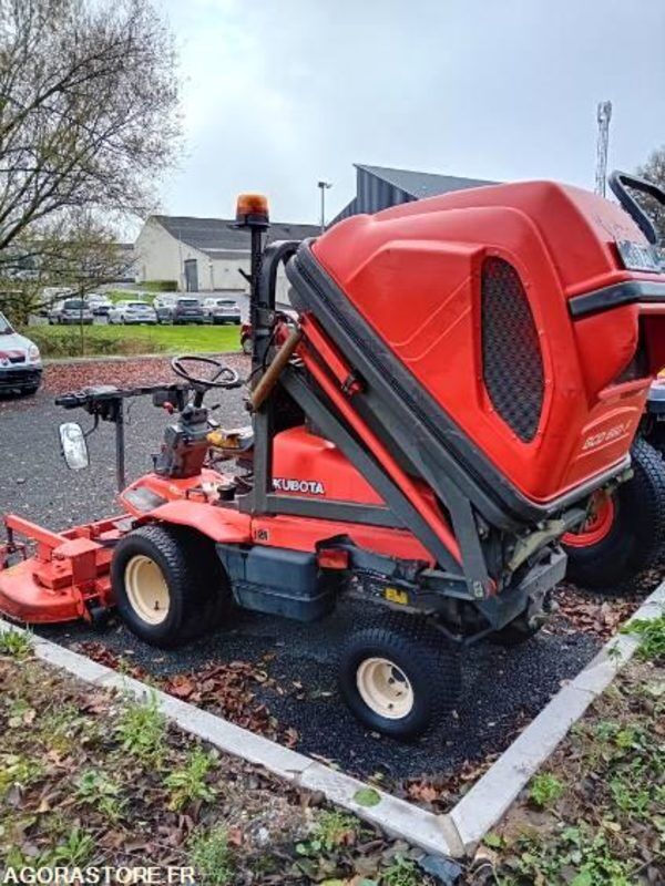 Kubota F2560 lawn tractor