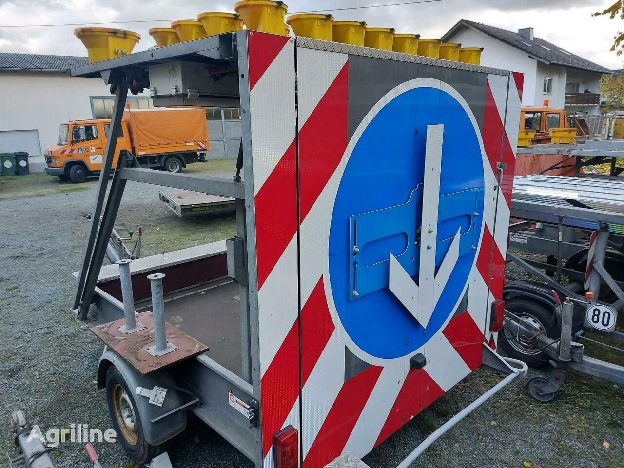 przyczepa lekka Nissen Mersch Absperrtafel Verkehrssicherungsanhänger Leittafel