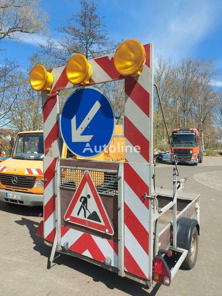 remorque pour voiture Nissen Verkehrsleittafel Absperrtafel Verkehrssicherungsanhänger