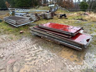 Ätfronter och grindar till nötkreatur livestock feeder
